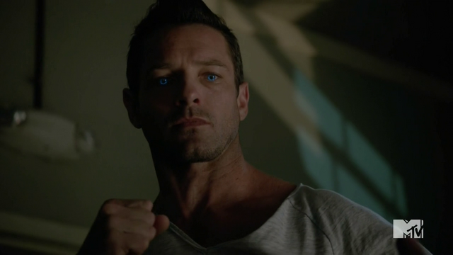 Datei:Teen Wolf Season 4 Episode 6 Orphaned one punch Peter.png