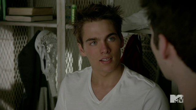 Datei:Teen Wolf Season 4 Episode 3 Muted Liam Locker Room.png