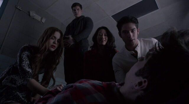 Archivo:The Divine Move - Lydia, Isaac, Kira, Scott, Stiles.jpg