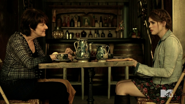 Datei:Araya and Lydia dine.png