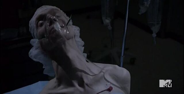 Datei:Teen-Wolf-Season-3-Episode-14-Doug-Jones.jpg