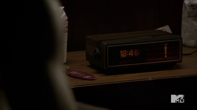 File:Teen Wolf Season 3 Episode 6 Motel California Boyd's Radio and Room Key.png