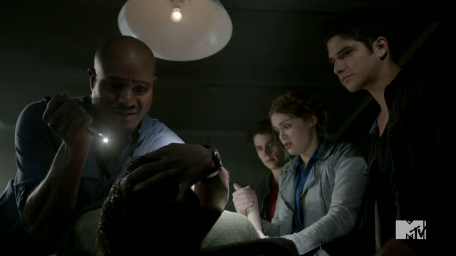 Datei:Teen Wolf Season 4 Episode 2 117 Deaton examines Derek.png