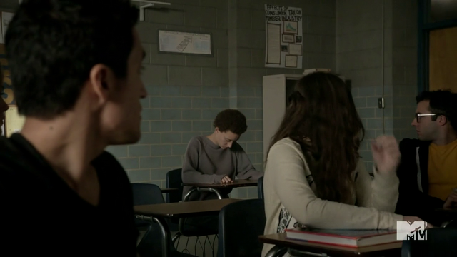 Datei:Teen Wolf Season 3 Episode 23 Insatiable Meredith shows up at school.png