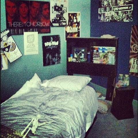 File:Teen Wolf Season 3 Behind the Scenes Zap2It Set Visit Stiles Room.png