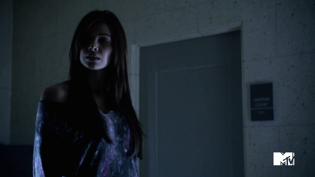 Archivo:Teen Wolf Season 3 Episode 2 Felisha Terrell Kali smells Allison and Ammonia.png