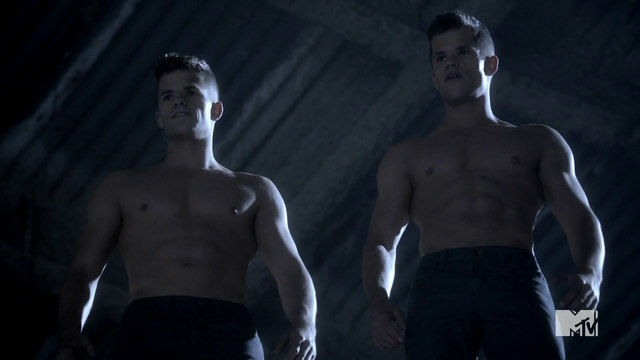 Archivo:Teen Wolf Season 3 Episode 5 Frayed Charlie Carver Max Carver The Alpha Twins arrive.png