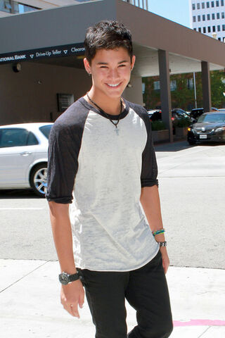 File:Booboo+Stewart+Twilight+Saga+shows+off+new+DivZ0hWt-Zgl.jpg