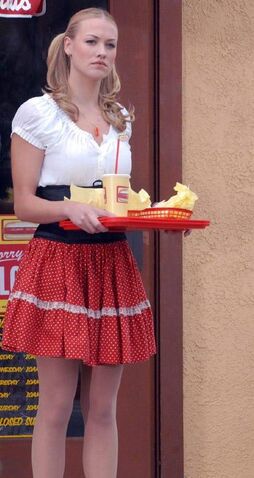 File:Yvonne strahovski as Clea.jpg