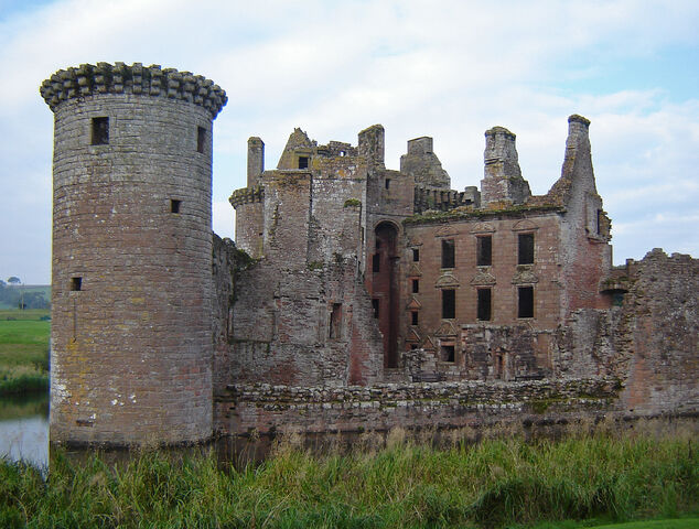 File:Caerlaverock-Castle-desktop-wallpaper.jpg