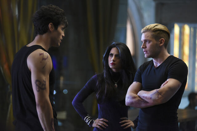 Fichier:Shadowhunters S01E09 001.jpg
