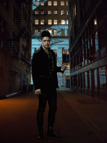 Fichier:Shadowhunters MagnusS2.jpg