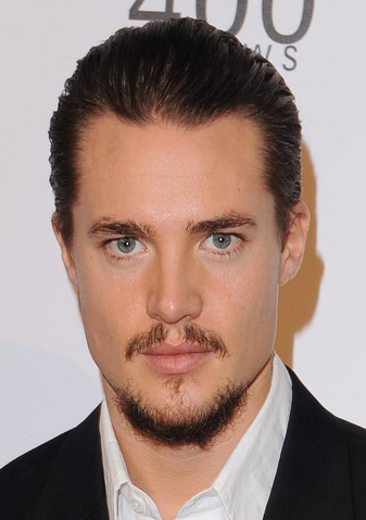 File:Alexander Dreymon.png