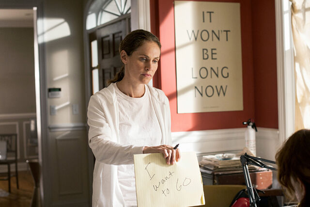 File:1x01 LaurieAndANotepad.jpg