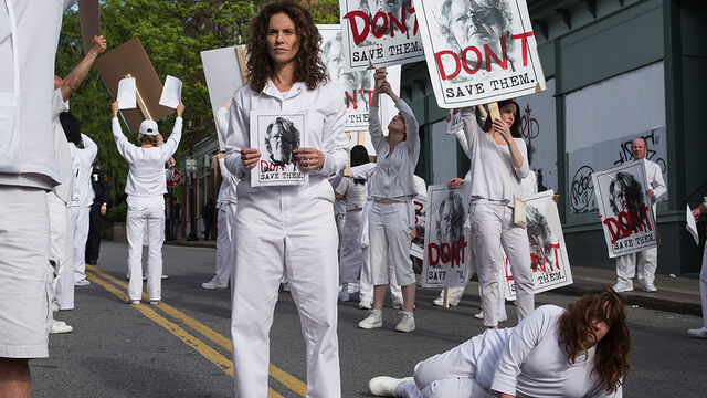 File:1x07 GRProtest.jpg