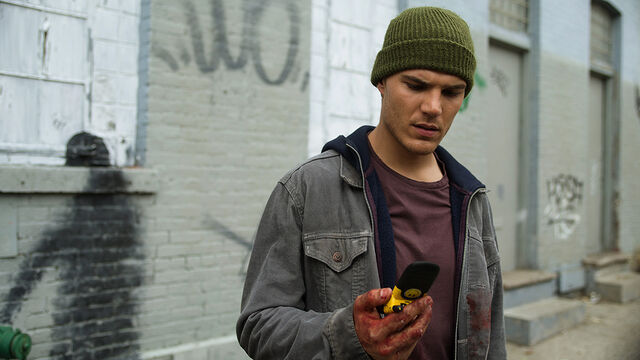File:1x07 TomAndABloodyPhone.jpg