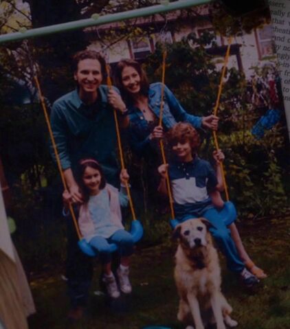 File:1x03 DurstFamilyPhoto.jpg