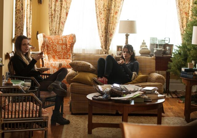 File:1x04 AimeeAndJillLivingRoom.jpg