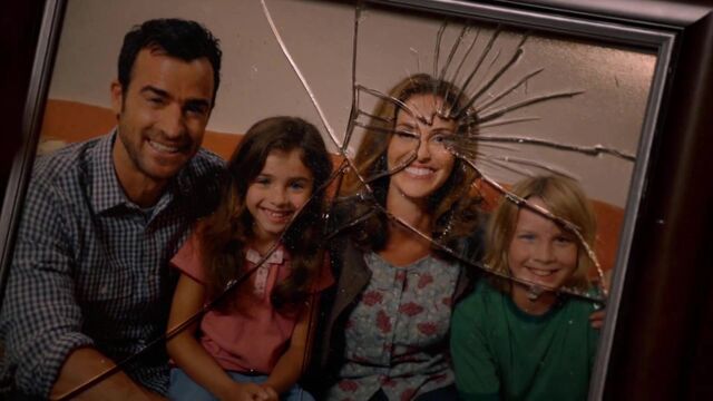 File:1x01 GarveyFamilyPhoto.jpg