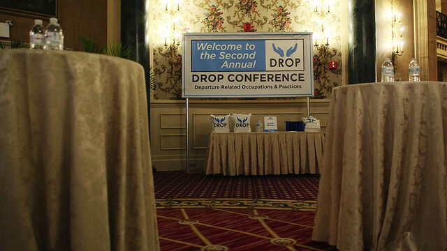 File:1x06 DROPConvention.jpg