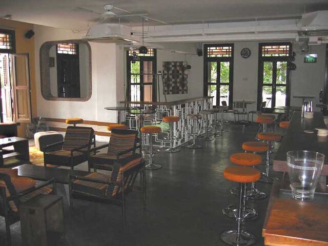 File:MOXBar002.jpg