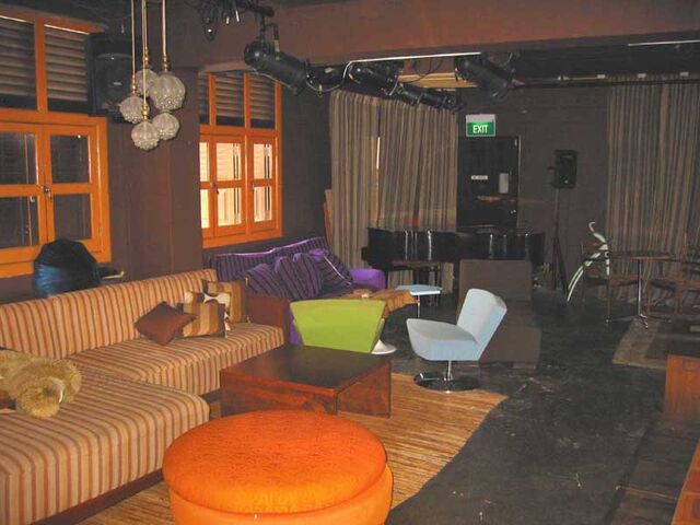 File:MOXBar004.jpg