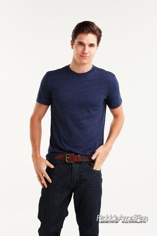 File:Robbie Amell 127.jpg