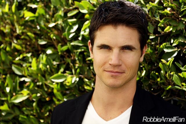 File:Robbie Amell 010.jpg