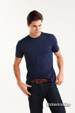 File:Robbie Amell 116.jpg