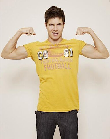 File:Robbie Amell 028.jpg