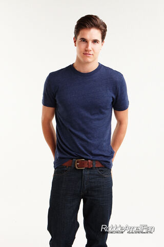 File:Robbie Amell 135.jpg