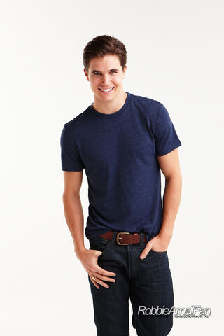File:Robbie Amell 123.jpg