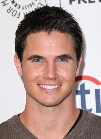 File:Robbie Amell 220.jpg