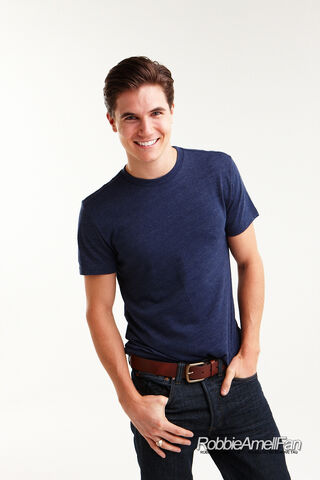 File:Robbie Amell 111.jpg