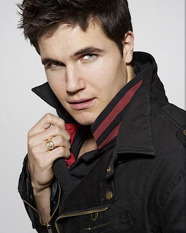 File:Robbie Amell 027.jpg