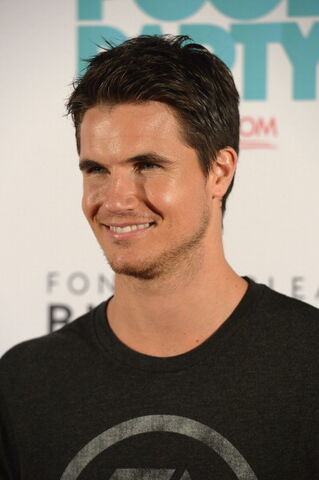 File:Robbie Amell 199.jpg