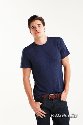 File:Robbie Amell 112.jpg