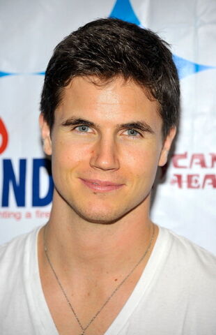 File:Robbie Amell 175.jpg