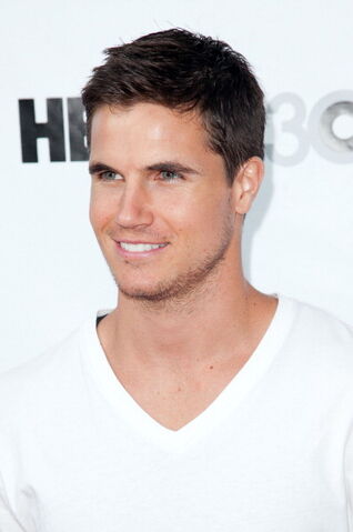 File:Robbie Amell 188.jpg