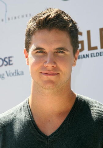 File:Robbie Amell 157.jpg