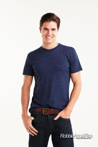 File:Robbie Amell 114.jpg