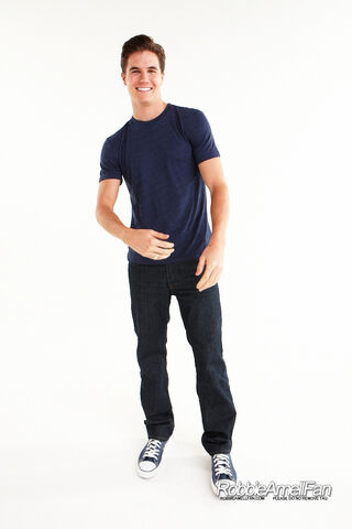 File:Robbie Amell 067.jpg