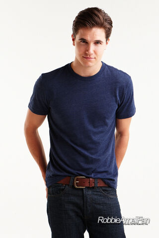 File:Robbie Amell 141.jpg