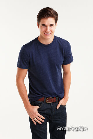 File:Robbie Amell 122.jpg