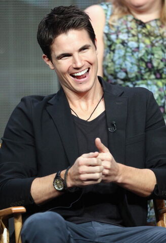 File:Robbie Amell 213.jpg