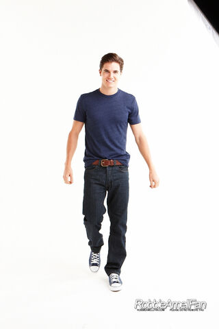 File:Robbie Amell 075.jpg