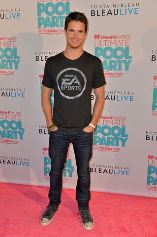 File:Robbie Amell 198.jpg