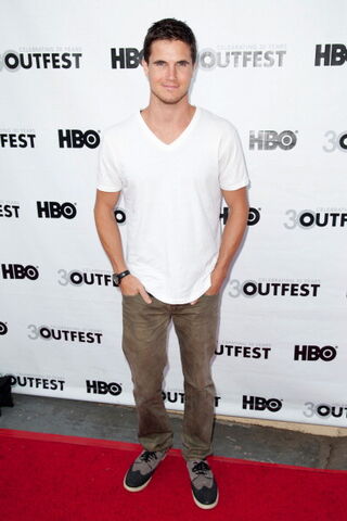 File:Robbie Amell 189.jpg