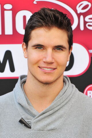 File:Robbie Amell 165.jpg