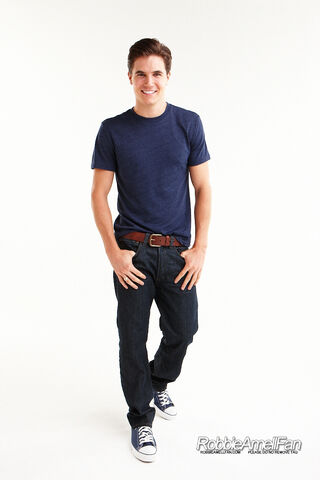 File:Robbie Amell 102.jpg